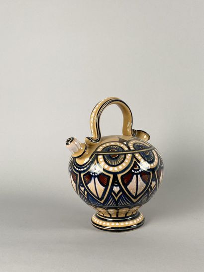 Malicorne
Glazed earthenware peg with cream...