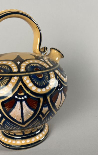 Malicorne
Glazed earthenware peg with cream...