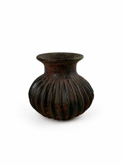 Vase pansu en céramique à col évasé, le pourtour...