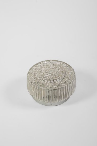 Plafonnier en verre moulé, le pourtour cannelé
Travail...