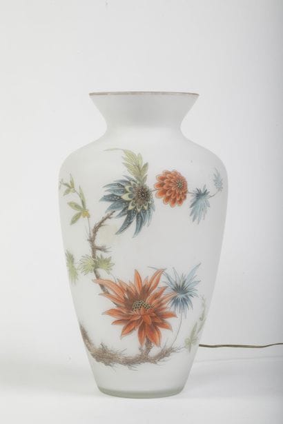 Vase à col resserré en opaline à décor de...