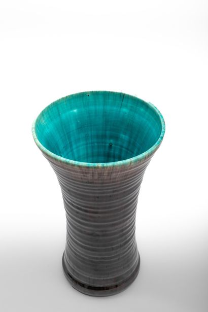 ACCOLAY
Vase cornet en faïence émaillée prune...