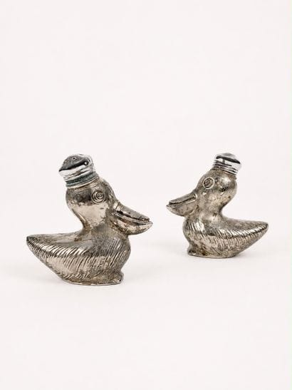 Paire de salerons en forme de canards
Travail...