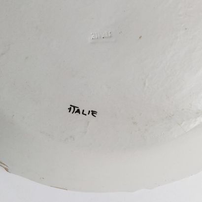 Plat rond légèrement creux en faïence italienne...
