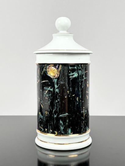 Pot couvert en porcelaine marqué M. ROBERT...