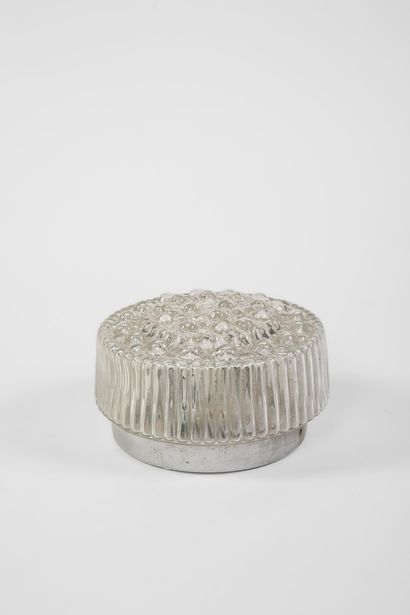 Plafonnier en verre moulé, le pourtour cannelé
Travail...