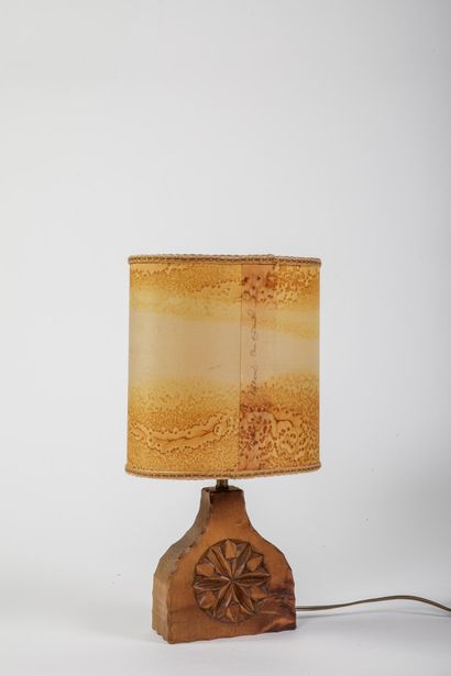Lampe à poser en bois sculpté, les faces...