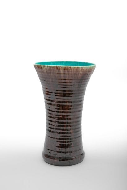 ACCOLAY
Vase cornet en faïence émaillée prune...