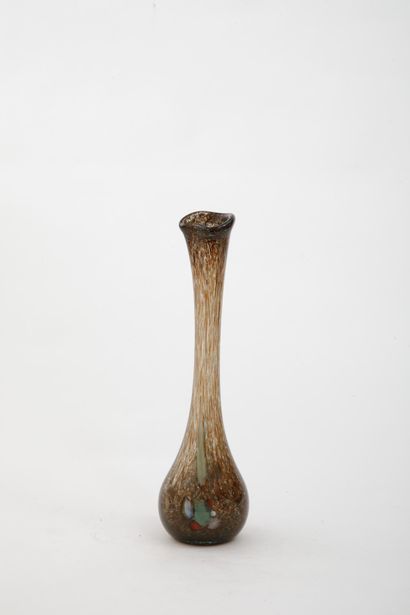 Petit vase soliflore à décor en verre soufflé...