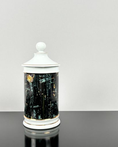 Pot couvert en porcelaine marqué M. ROBERT...