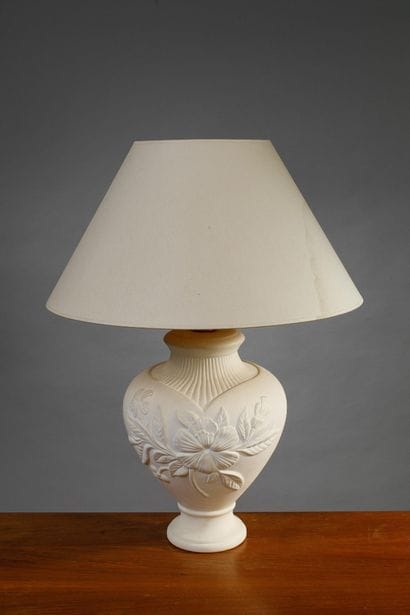 Lampe en plâtre à décor floral
Travail des...