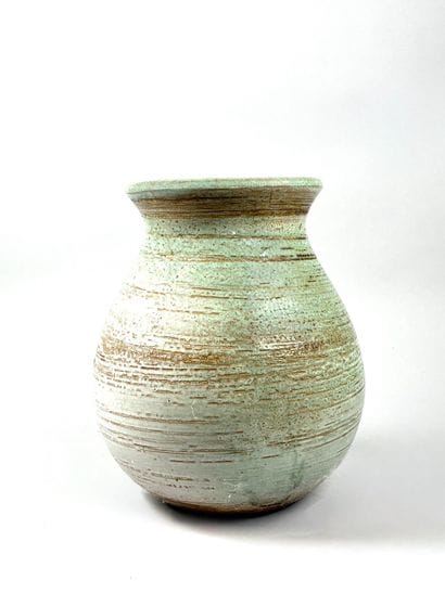 Vase en grès émaillé vert nuancé à col légèrement...