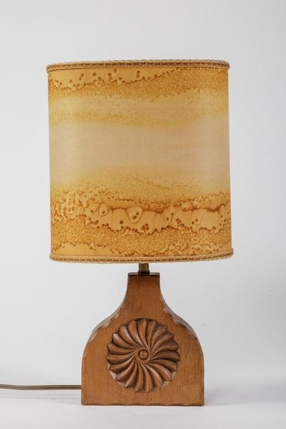 Lampe à poser en bois sculpté, les faces...