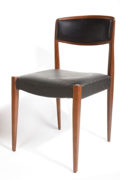 Chaise en simili cuir, la structure en palissandre...