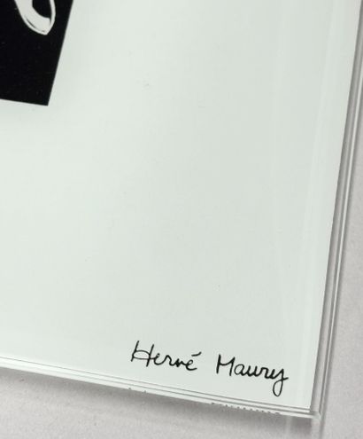 Hervé MAURY (XXe-XXIe)
Plat carré en verre...