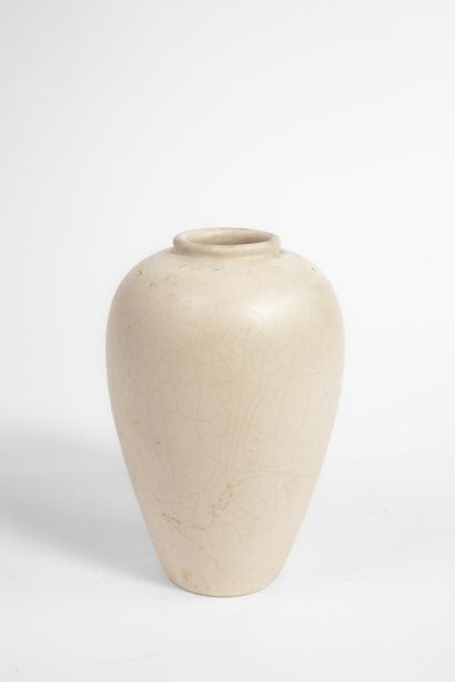 Vase ovale à col resserré en faïence blanche...