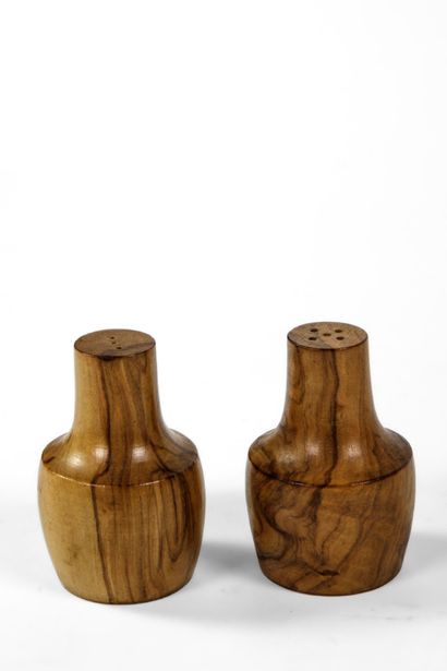 Paire de salière poivrière en bois d'olivier
Travail...