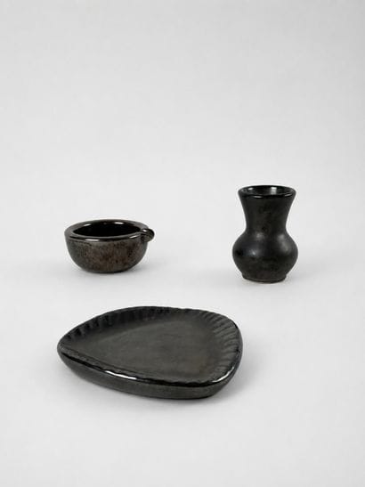 Ensemble de trois céramiques émaillées noires...