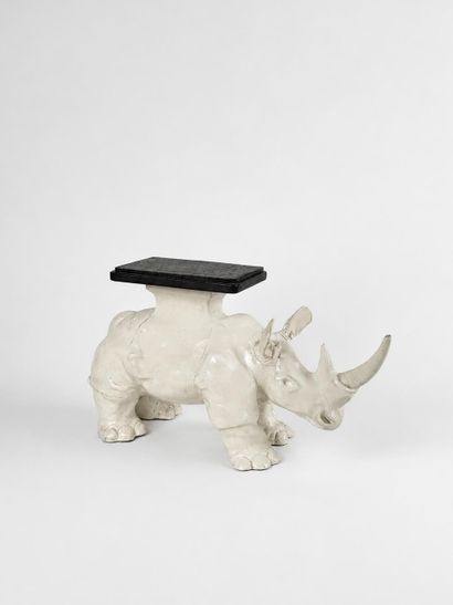 Rhinocéros en carton bouilli laqué blanc...