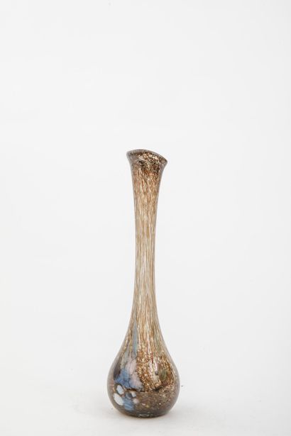 Petit vase soliflore à décor en verre soufflé...