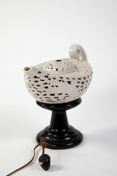 JAPON - XXe siècle
Lampe en faïence émaillée...