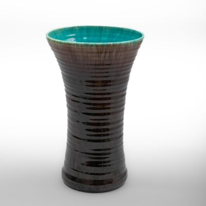 ACCOLAY
Vase cornet en faïence émaillée prune...