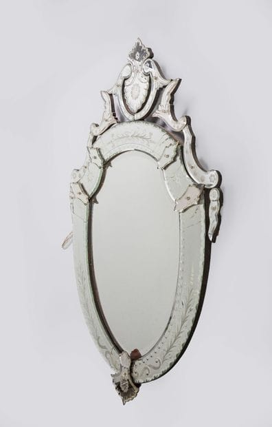 Miroir vénitien en verre en forme d'écusson...
