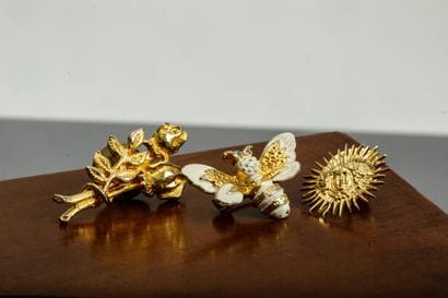Ensemble de deux pins et un broche en métal...