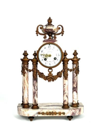 Pendule portique en marbre rose à six colonnes...