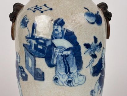 CHINE - XXe siècle
Vase en porcelaine craquelée...