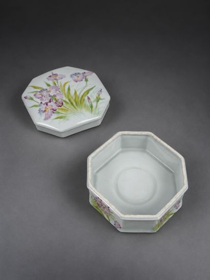LIMOGES 
Une boîte hexagonale en porcelaine...