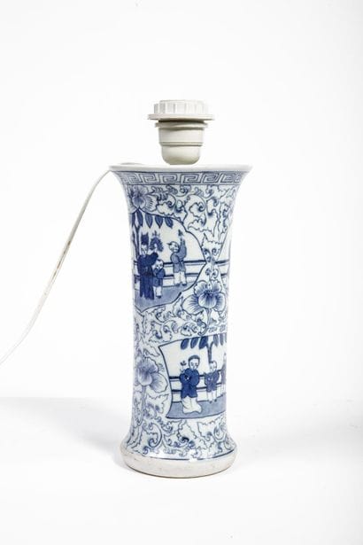 CHINE
Vase en porcelaine émaillée en bichromie...