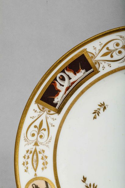 Assiette en porcelaine blanche émaillée d'un...