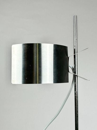 Lampe de bureau en aluminium, l'abat-jour...