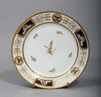 Assiette en porcelaine blanche émaillée d'un...