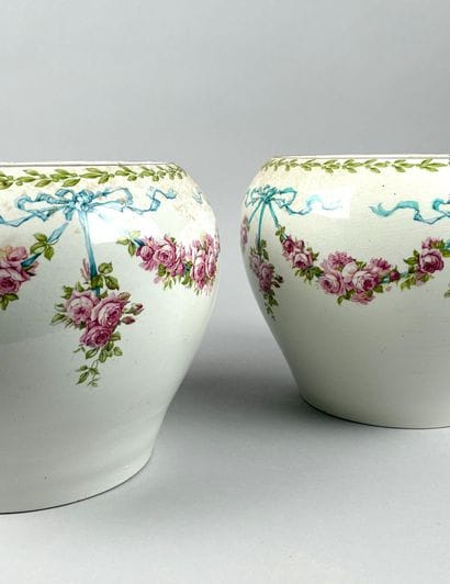 Paire de cache-pots en porcelaine de style...