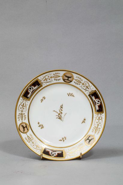 Assiette en porcelaine blanche émaillée d'un...