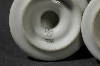 Sèvres 
Paire de coquetiers en porcelaine...