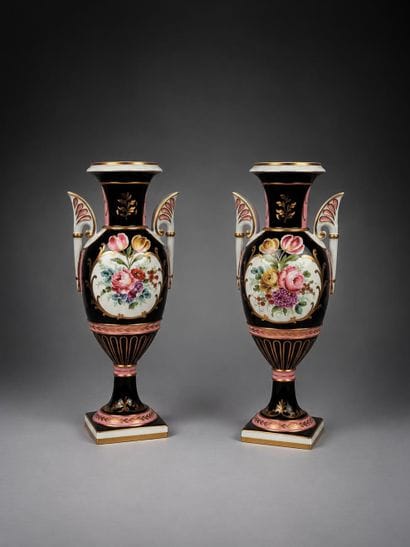 Paire de vases en porcelaine émaillée polychrome...