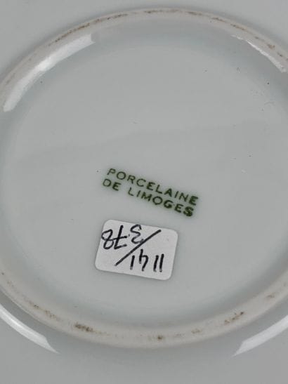 LIMOGES 
Une boîte hexagonale en porcelaine...