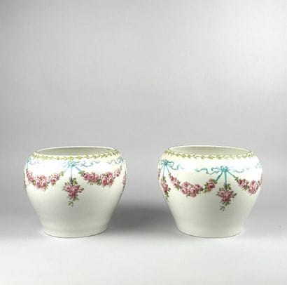 Paire de cache-pots en porcelaine de style...