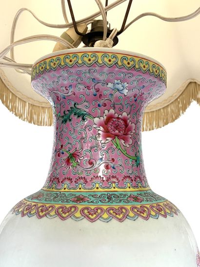Vase en porcelaine de Chine de style famille...
