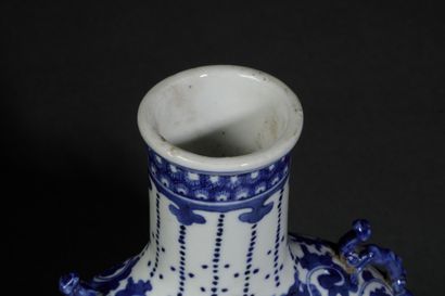 CHINE - XX ème siècle
Gourde en porcelaine...