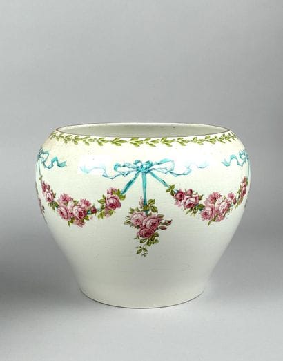Paire de cache-pots en porcelaine de style...