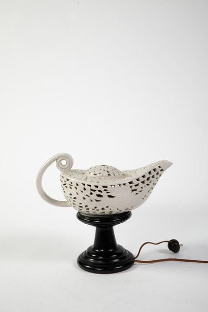 JAPON - XXe siècle
Lampe en faïence émaillée...