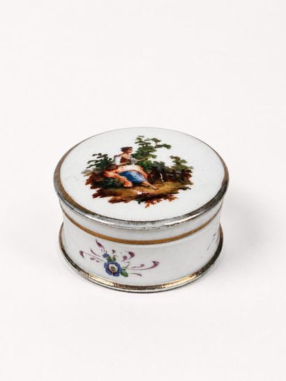 Boîte à onguent en porcelaine blanche à décor...