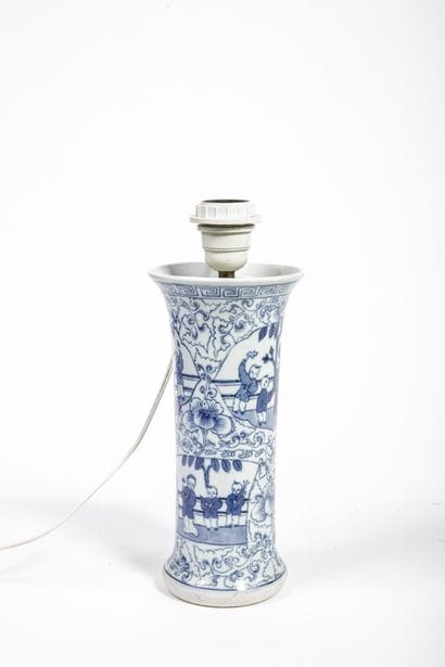 CHINE
Vase en porcelaine émaillée en bichromie...