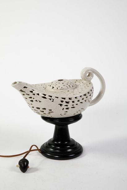 JAPON - XXe siècle
Lampe en faïence émaillée...