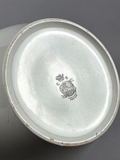 Paire de cache-pots en porcelaine de style...