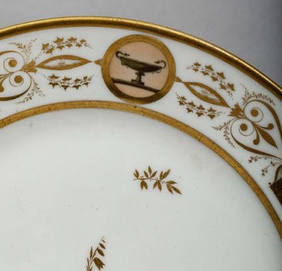 Assiette en porcelaine blanche émaillée d'un...